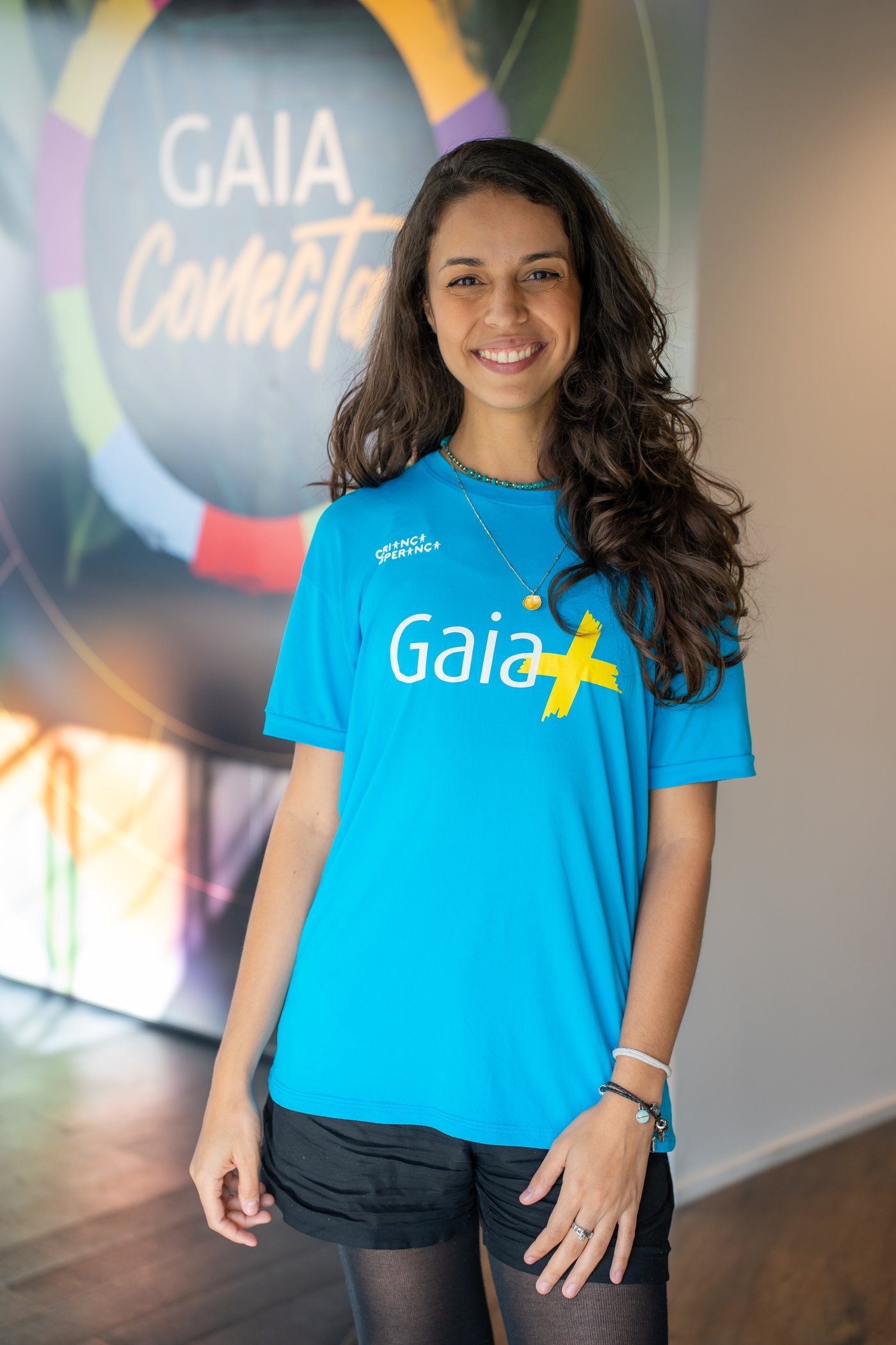 Jéssica Freitas sorrindo, vestindo camiseta da Gaia+