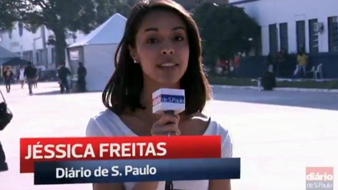 Jéssica Freitas apresentando boletim como repórter do Diário de São Paulo, microfone em mãos